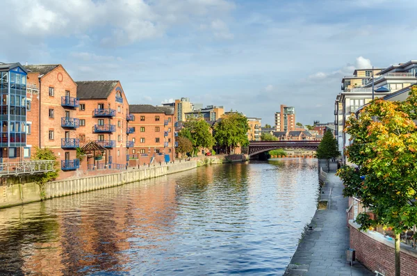 Casas renovadas ao lado do rio em Leeds — Fotografia de Stock