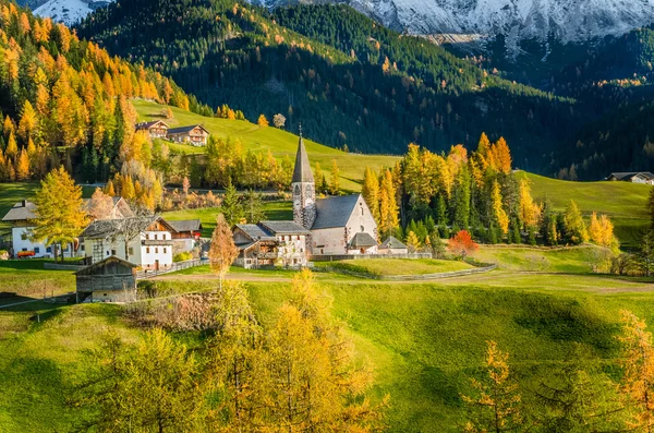 Pequena aldeia nos Alpes — Fotografia de Stock