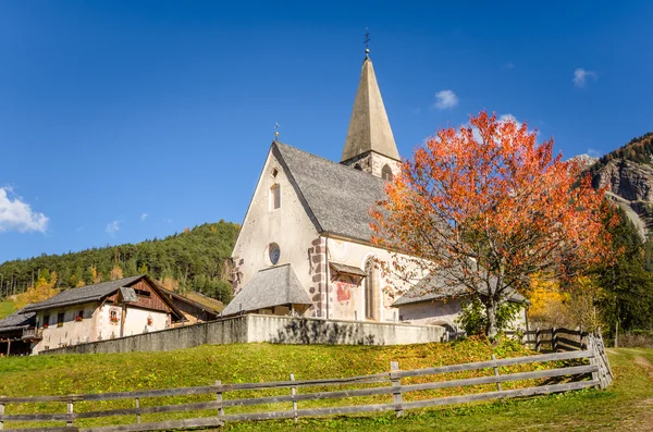 Küçük Parish Kilisesi Alpleri'nde — Stok fotoğraf