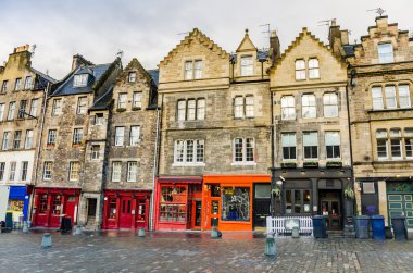 Edinburgh renkli mağazaları ile kasaba ev