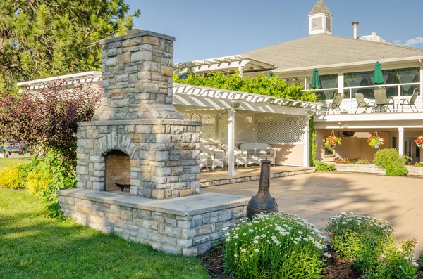 Chimenea de ladrillo grande en un jardín — Foto de Stock