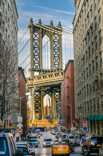 Brooklyn köprüsünden Manhattan görünümünü — Stok fotoğraf