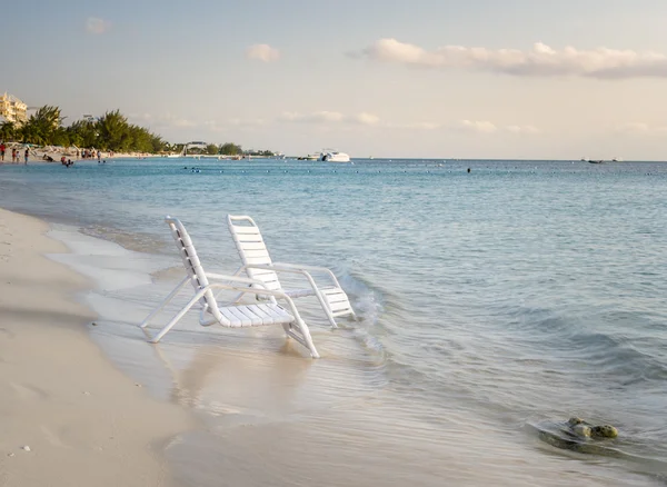 Άδειο λευκές καρέκλες σε μια παραλία στο σούρουπο — Φωτογραφία Αρχείου