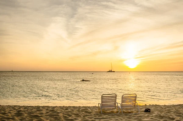 Puesta de sol sobre una playa tropical — Foto de Stock