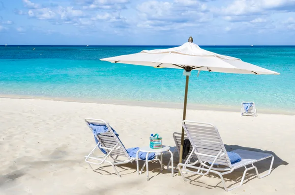 遮阳伞和沙滩椅热带海滩上 — 图库照片