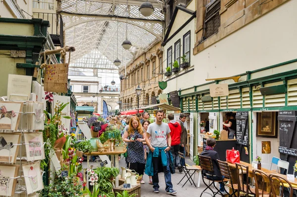 Emberek sétálnak körül Szent Miklós piaci Bristolban — Stock Fotó