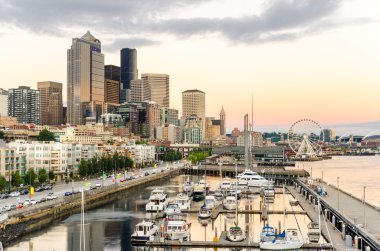 Seattle Waterfront gün batımında