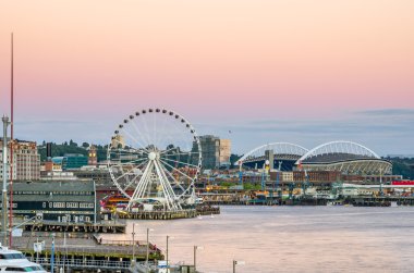 Seattle Waterfront alacakaranlıkta