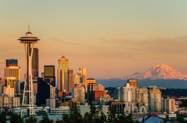 Seattle manzarası ile arka planda Rainier Dağı