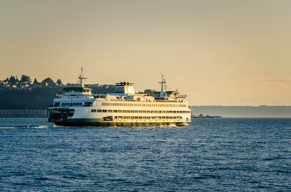 Feribot liman günbatımında bırakarak — Stok fotoğraf