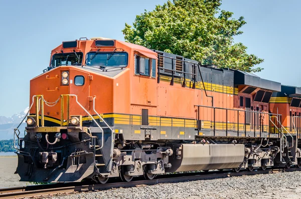 Riesige orangefarbene Diesellok — Stockfoto