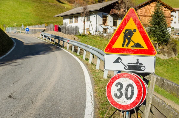 Señales de tráfico de obras viales en una carretera de montaña — Foto de Stock