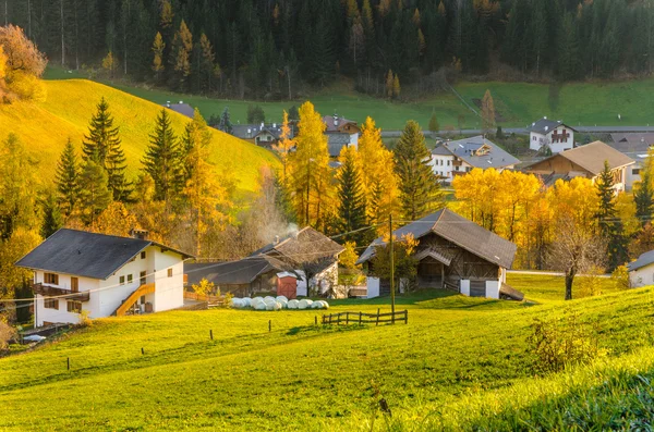 Mountain Farm στο ηλιοβασίλεμα — Φωτογραφία Αρχείου