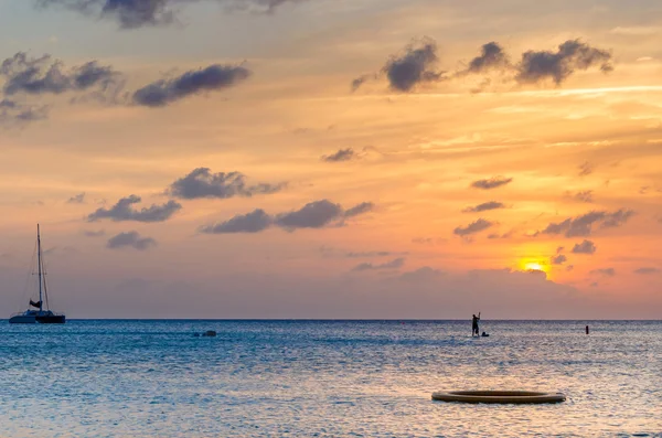 Πανέμορφο ηλιοβασίλεμα πάνω από την Καραϊβική Θάλασσα — Φωτογραφία Αρχείου