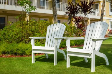 Bir bahçe boş Adirondack sandalyeler