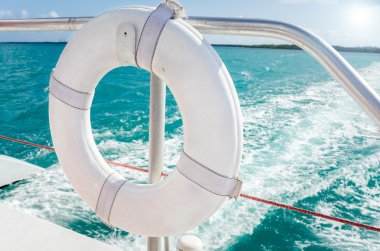 Bir muhafız Ray üzerinde beyaz Lifebuoy