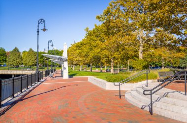 Taş yolu açık bir sonbahar gününde