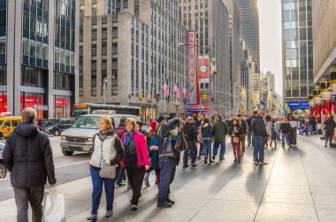 Kaldırım Midtown Manhattan'ın altıncı cadde boyunca meşgul