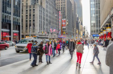 Midtown Manhattan'da Altıncı cadde boyunca kalabalık kaldırım