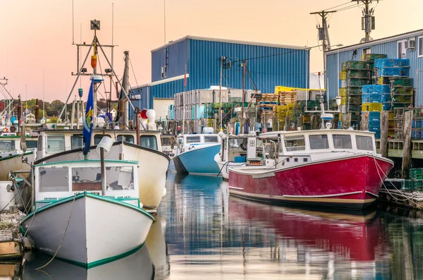 Fiskebåtarna i hamnen i skymningen — Stockfoto