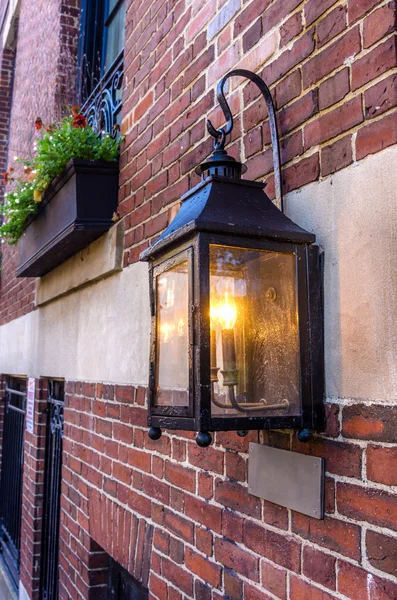 Lanterne à l'ancienne sur le mur d'une maison en brique — Photo