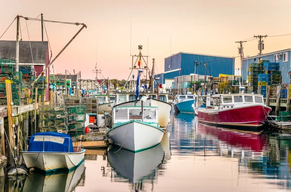 Puerto pesquero al atardecer y reflexión en el agua —  Fotos de Stock