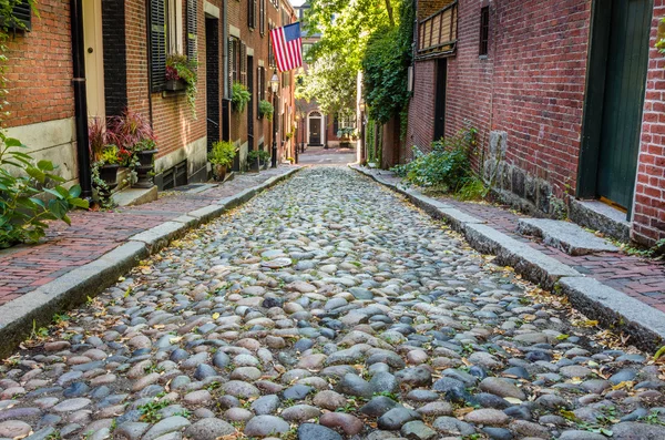 Cobbled Street lined with Old Brick Buildings — Stock Photo, Image