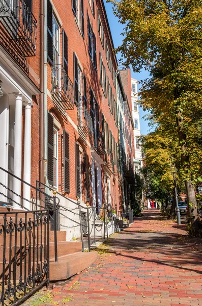 Sten trottoaren i Beacon Hill, Boston, en solig höst dag — Stockfoto