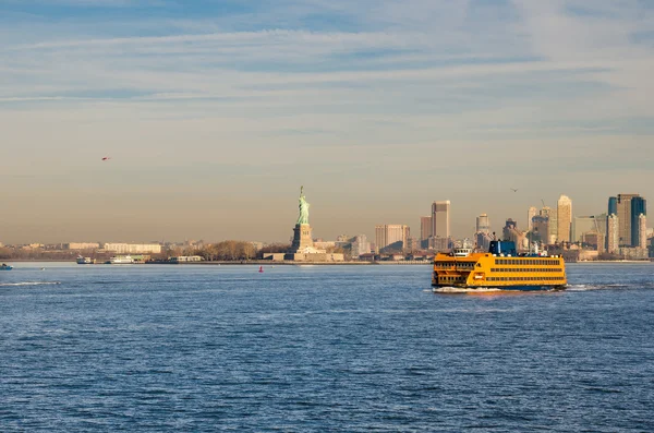 Паром "Стейтен Айленд" и Статуя Свободы зимним утром — стоковое фото