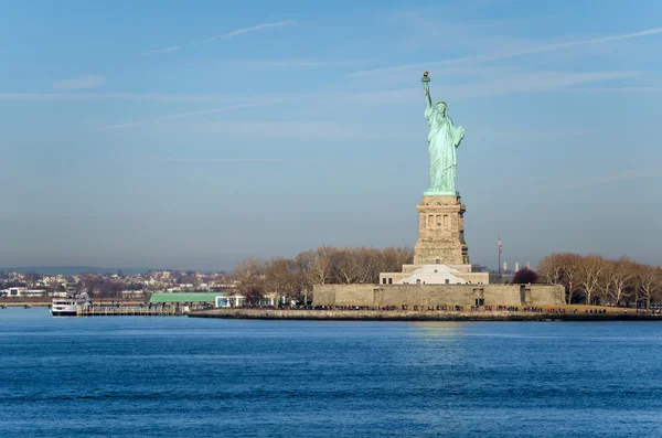 Статуя Свободы и ясного зимнего неба — стоковое фото