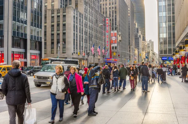 Zajęty chodnik wzdłuż szóstej alei na Manhattanie — Zdjęcie stockowe