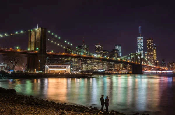 Brooklyn Köprüsü ve aşağı Manhattan gece görünümü — Stok fotoğraf