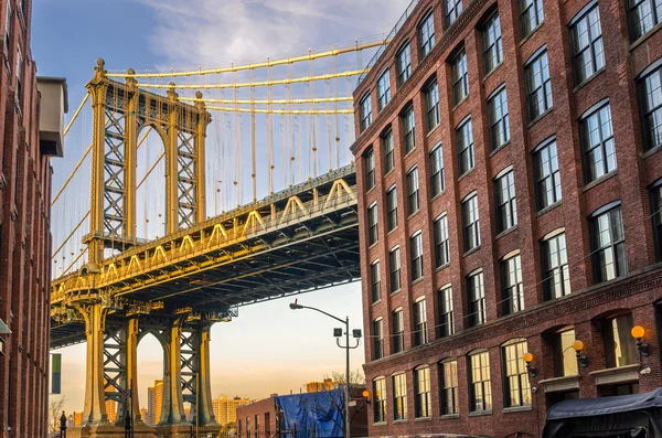 Manhattan Bridge i odnowiony magazyny o zachodzie słońca — Zdjęcie stockowe