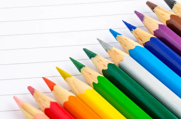 노트북에 누워 색깔된 연필. — 스톡 사진
