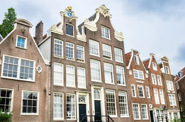 Traditionele Nederlandse bakstenen huizen — Stockfoto