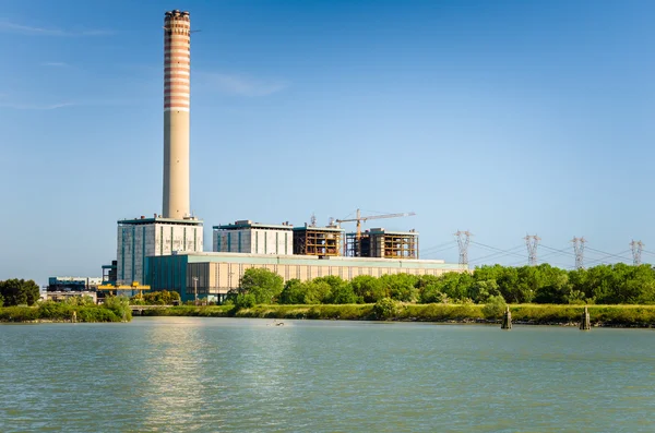 Old Power Plant with a very Tall Chimney — Stock Photo, Image