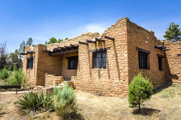 Edificio de piedra estilo suroeste — Foto de Stock