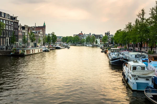 Amstel rivier bij zonsondergang, Amsterdam — Stockfoto