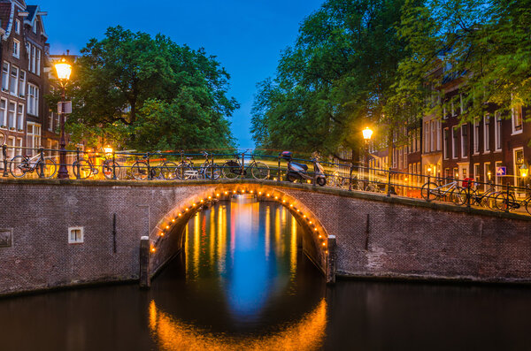 Семь мостов в центре Амстердама ночью
