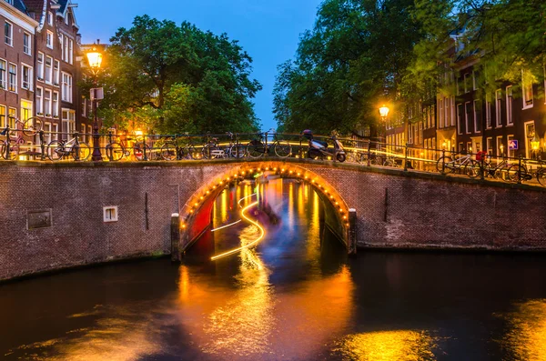 Canal i centrala Amsterdam på natten — Stockfoto