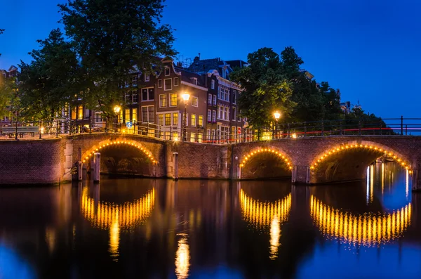 Canales de Ámsterdam bajo un cielo nocturno despejado — Foto de Stock