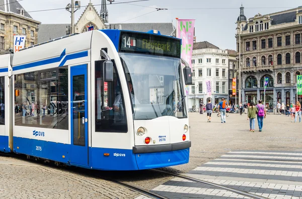 Tram sur la place du Dam un jour de printemps ensoleillé, Amsterdam, Pays-Bas — Photo