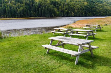 Riverside rekreasyon alanı boş piknik masaları ile