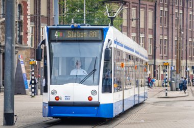 Amsterdam Merkez tren istasyonu önünde tramvay