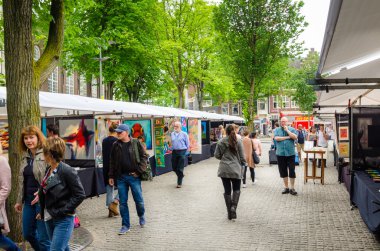 Spui Square, Amsterdam, Pazar günkü sanat pazarı için insanlarda