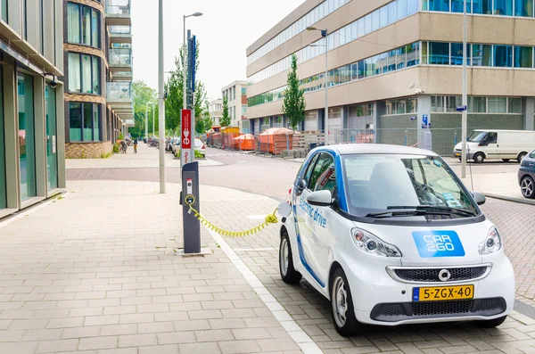 Auto elettrica in fase di ricarica — Foto Stock