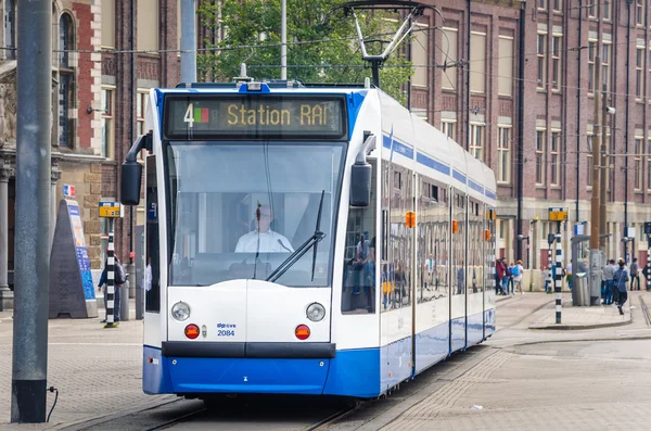 Tram di fronte alla stazione centrale di Amsterdam — Foto Stock