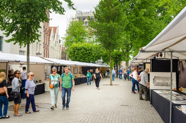 Mensen zwerven rond een markt — Stockfoto