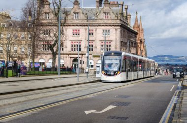 Tramvay St. Andrew Meydanı'nda, Edinburgh bulutlu bir kış gününde