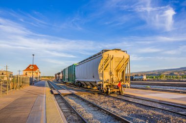 Kargo tren mavi gökyüzü altında